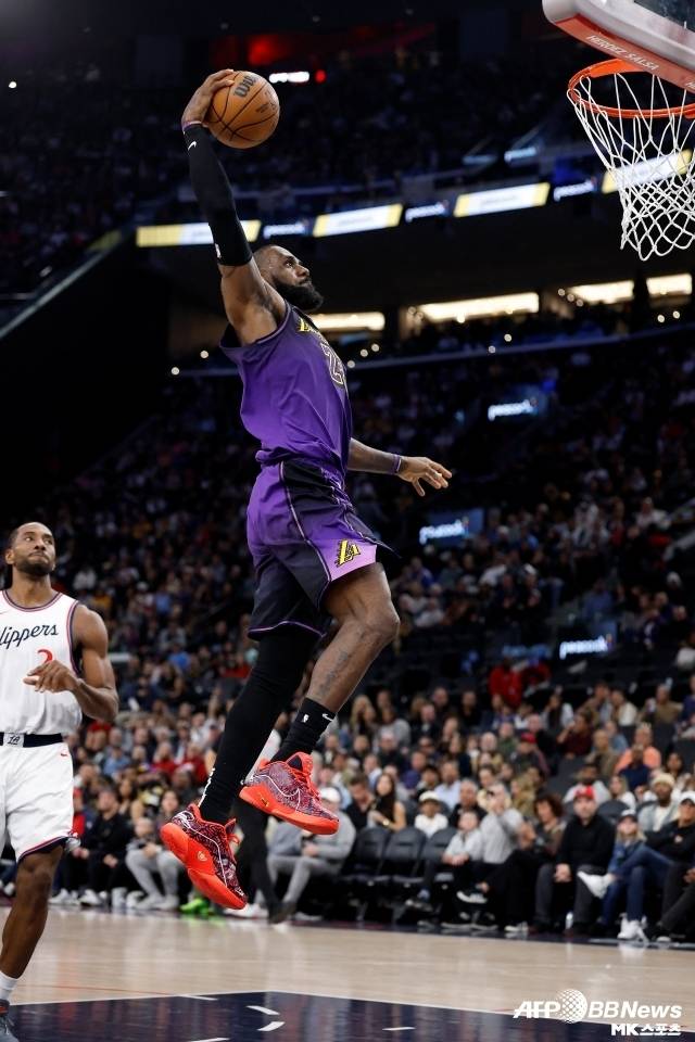 제임스는 현재 복귀를 준비 중이다. ‘ESPN’의 샴즈 카라니아는 “제임스는 개인 훈련을 꾸준히 하고 있다. 다음 단계는 5대5 훈련이다. 일단 레이커스의 원정 5연전에는 동행하지 않는다”고 전했다. 제임스의 복귀전으로 유력한 건 오는 19일 유타 재즈전이다. 물론 이전에 복귀할 가능성도 충분하다. 그렇다면 16일 밀워키 벅스전이 될 수도 있다. 사진=AFPBBNews=News1