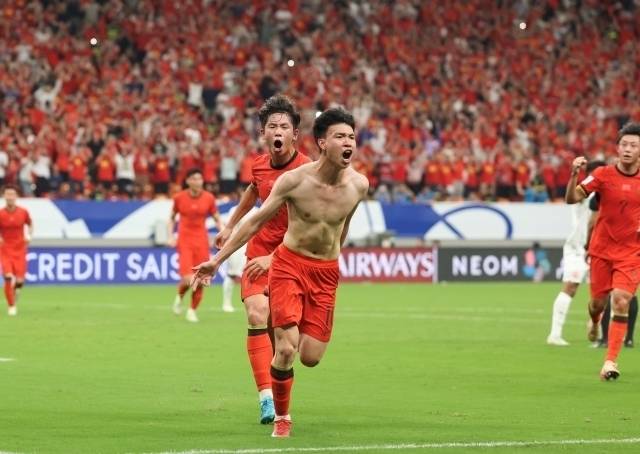 왕위둥은 어린 나이에도 기대를 받는 선수다. ‘중국 양민혁’이라고 해도 이상하지 않을 정도로 기대감 자체는 비슷하다. 실제로 왕위둥은 슈퍼리그에서도 괜찮은 모습을 보여주고 있으며 지난 2026 북중미월드컵 아시아 예선에서 득점하기도 했다. 사진=XINHUA=연합뉴스