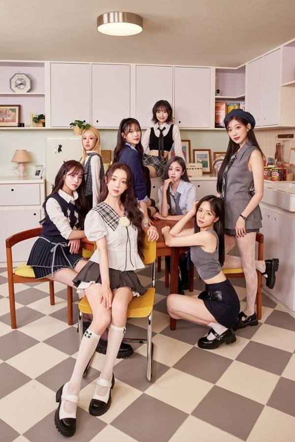 러블리즈는 데뷔 11주년 당일인 오늘(12일) 오후 11시 30분 공식 유튜브 채널을 통해 스페셜 라이브 방송을 통해 전 세계 팬들과 만난다.