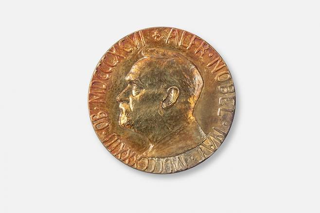 김대중 대통령 노벨평화상 메달 및 증서. / 사진 = 국가유산청 제공