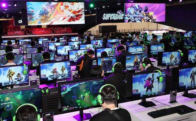 지난해 20주년을 맞은 국제게임전시회 '지스타(G-star) 2024'가 개막한 11월14일 부산 해운대구 벡스코 제1전시장을 찾은 관람객들이 신작 게임을 즐기고 있다./사진=뉴시스