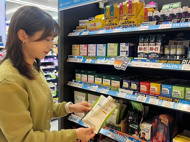 GS25가 12일부터 비에날씬 프로틴을 출시한다고 밝혔다. 직원이 매대에 진열된 '비에날씬 프로틴' 제품을 들고 있는 모습./사진=GS25