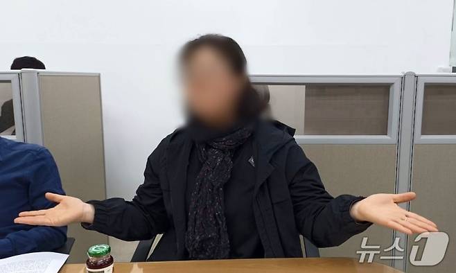 피해 초등학생 B양 어머니가 12일 충북 괴산군청에서 기자회견을 하고 있다./사진=뉴스1