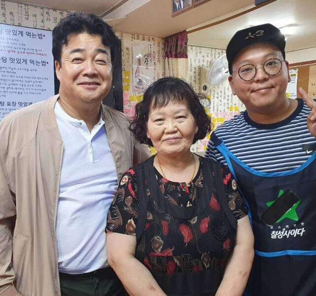 지난 2018년 '백종원의 골목식당'에 출연한 포방터시장 홍탁집 사장 권상훈씨(오른쪽)와 권씨 어머니가 백종원 더본코리아 대표와 포즈를 취하고 있다. /권상훈 씨 소셜미디어