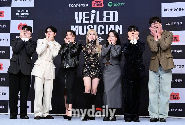 이홍희 PD, 신용재, 몬스타엑스 기현, 에일리, 키스오브라이프 벨, 볼빨간사춘기 안지영, 폴킴, 최다니엘(왼쪽부터)이 인사하고 있다. / 유진형 기자(zolong@mydaily.co.kr)