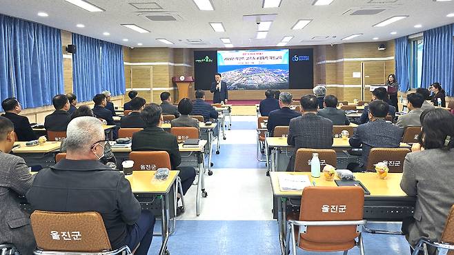 손병복 울진군수가 10일 군청 대회의실에 열린 성매매‧가정폭력 등 ‘4대 폭력 예방교육에서  따뜻한 조직문화가 자리 잡을 수 있도록 고위직 공무원들이 솔선수범해  달라고 당부했다.[울진군 제공]