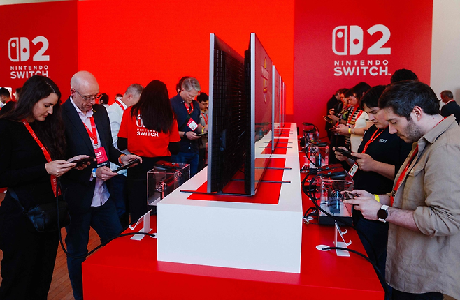 지난 4월 2일(현지시간) 프랑스 파리에서 열린 ‘닌텐도 스위치2’ 행사에서 고객들이 닌텐도 스위치2를 사용하고 있다. [AFP]