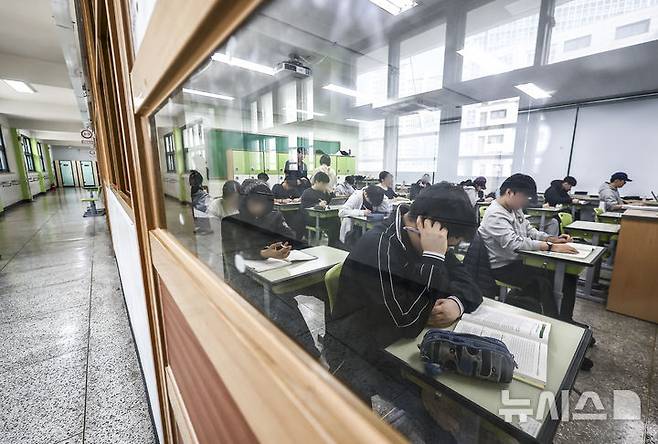 [서울=뉴시스] 김근수 기자 = 2026학년도 대학수학능력시험을 일주일 앞둔 6일 서울 광진구 광남고등학교 3학년 교실에서 수험생들이 공부를 하고 있다. 2025.11.06. ks@newsis.com