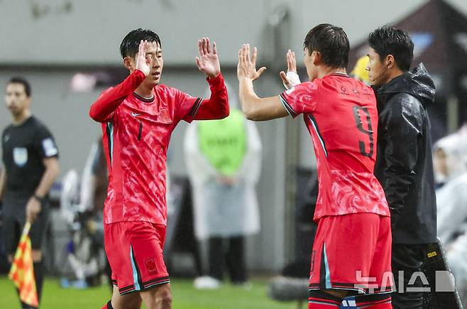 [서울=뉴시스] 황준선 기자 = 지난달 10일 서울 마포구 서울월드컵경기장에서 열린 남자 축구 국가대표 10월 A매치 친선전 대한민국과 브라질의 경기, 손흥민이 오현규와 교체하고 있다. 2025.10.10. hwang@newsis.com