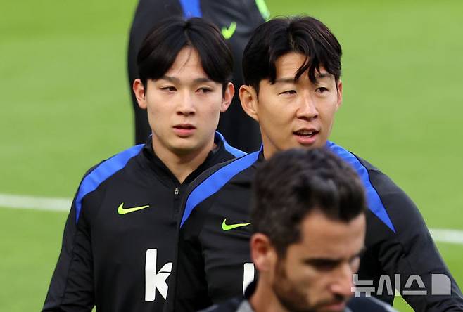 [천안=뉴시스] 이영환 기자 = 대한민국 축구 국가대표팀 주장 손흥민과 양민혁이 11일 오후 충남 천안시 서북구 대한민국 축구종합센터에서 열린 오픈 트레이닝에서 달리기를 마친 후 걸어가고 있다. 2025.11.11. 20hwan@newsis.com