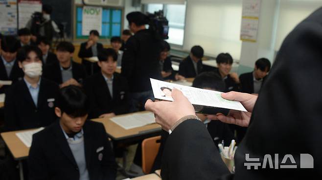 [전주=뉴시스] 김얼 기자 = 2026학년도 대학수학능력시험을 하루 앞둔 12일 전북 전주시 전북대학교사범대학부설고등학교에서 선생님이 학생들에게 나누어줄 수험표를 들고 있다. 2025.11.12. pmkeul@newsis.com