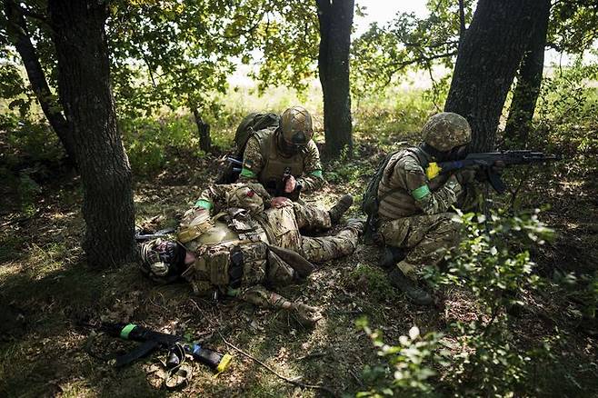 [포크로우스크=AP/뉴시스]우크라이나 동부 도네츠크 지역의 포크로우스크 인근 최전선에서 우크라이나군 제3 스파르탄 여단 소속 병사들이 지난 8일(현지시각) 부상한 동료를 지혈하고 있다. 2025.8.21.