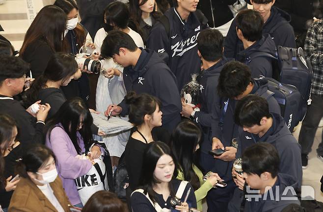 [서울=뉴시스] 김근수 기자 = 대한민국 야구국가대표팀 선수들이 12일 서울 강서구 김포공항 국제선에서 일본 출국 수속을 받기 위해 대기하고 있다.대한민국 야구 국가대표팀은 내년 월드베이스볼클래식(WBC) 대비해 오는 15~16일 일본 도쿄돔에서 일본과 두차례 K-베이스볼 시리즈 평가전을 치른다. 2025.11.12. ks@newsis.com