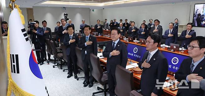 [서울=뉴시스] 최동준 기자 = 이재명 대통령이 11일 서울 용산 대통령실 청사에서 열린 국무회의에서 참석자들과 국민의례를 하고 있다. (대통령실통신사진기자단) 2025.11.11. photocdj@newsis.com