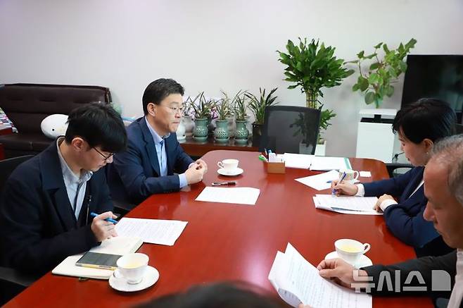 [서울=뉴시스] 서울특별시의사회는 12일 오전 11시 전현희 더불어민주당 의원실에서 '검체 수탁 제도 관련 간담회'를 열고 제도의 문제점과 개선 방향을 논의했다. (사진= 서울특별시의사회 제공)