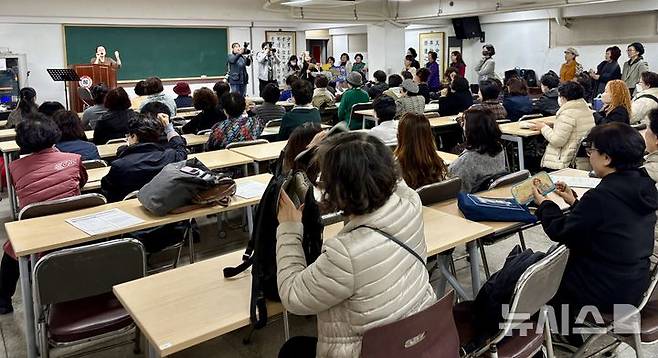 [서울=뉴시스] 한이재 기자 = 12일 오후 서울 마포구 일성여자중고등학교 지하 다목적실에서 선생님이 학생들에게 수험표를 나눠준 다음 당부 사항을 전달하고 있다. 2025.11.12. nowone@newsis.com