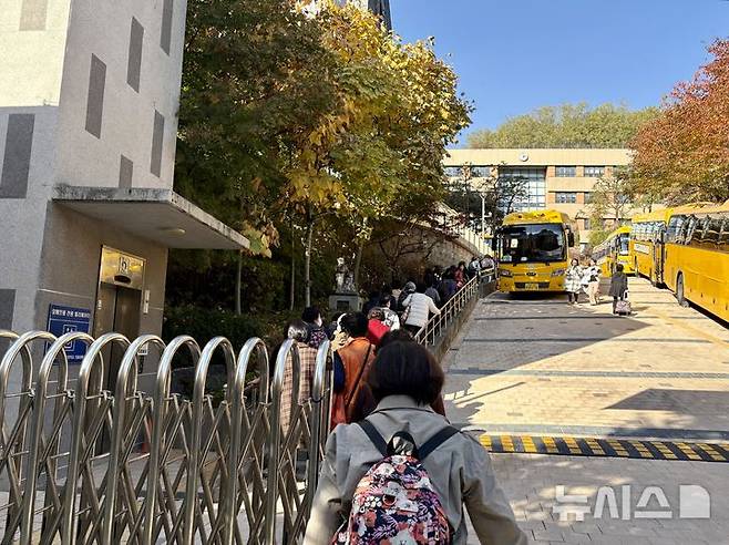 [서울=뉴시스] 한이재 기자 = 12일 오후 서울 마포구 홍익대학교 사범대학 부속여자고등학교의 가파른 경사로를 일성여고 만학도들이 걸어가고 있다. 2025.11.12. nowone@newsis.com