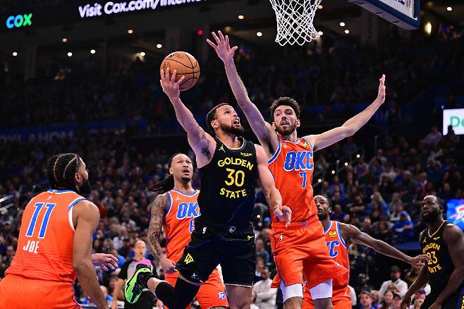 슛을 하는 스테판 커리와 블록을 시도하는 쳇 홈그렌. 연합뉴스