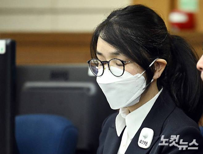 도이치모터스 주가조작과 명태균 공천개입, 통일교 청탁·뇌물 수수 의혹 혐의 등으로 구속기소 된 윤석열 전 대통령의 부인 김건희씨가 24일 오후 서울 서초구 서울중앙지방법원에서 열린 첫 재판에 출석하고 있다. 사진공동취재단