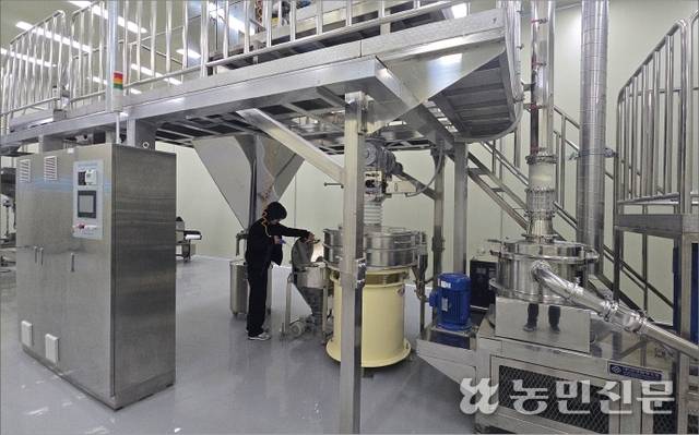 김선자 충북 충주 수안보농협 공장장이 가동을 멈춘 쌀가루 전용 가공시설을 정비하고 있다. 수안보농협은 ‘쌀가루 지역자립형 소비 모델’ 사업으로 이 시설을 설치했지만 수요 부진으로 정상적인 가동에 어려움을 겪고 있다.