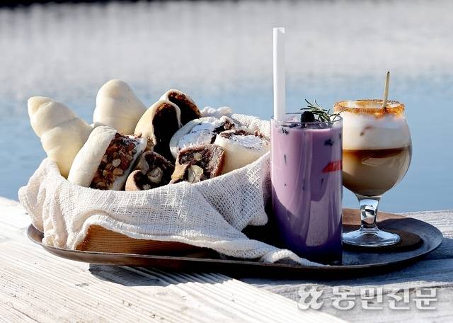 곰소염전의 천일염이 들어간 찐빵과 부안산 오디로 만든 오디봉봉, 역시 천일염이 들어간 흑당소금커피(왼쪽부터).