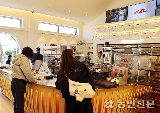 전국에서 찾아온 손님을 위해 세련되게 꾸민 제빵소 내부.