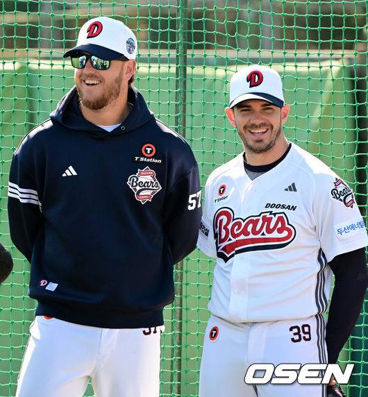 [OSEN=미야자키(일본), 지형준 기자] 25일 일본 미야자키 히나타 히무카 스타디움에서 두산 베어스 2차 스프링캠프 훈련이 진행됐다.&nbsp;두산은 이날 팀 훈련으로 전열을 정비한 뒤 26일 세이부 라이온스와 스프링캠프 4번째 연습경기를 갖는다.&nbsp;두산 콜 어빈, 잭 로그가 미소를 짓고 있다. 2025.02.25 /jpnews@osen.co.kr