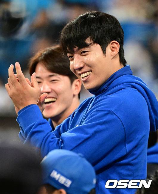 [OSEN=대구, 조은정 기자]22일 대구 삼성라이온즈파크에서 2025 신한 SOL Bank KBO리그 포스트시즌 플레이오프 4차전 삼성 라이온즈와 한화 이글스의 경기가 열렸다.홈팀 삼성은 원태인, 방문팀 한화는 정우주를 선발로 내세웠다.9회초 삼성 원태인이 경기를 지켜보고 있다. 2025.10.22 /cej@osen.co.kr