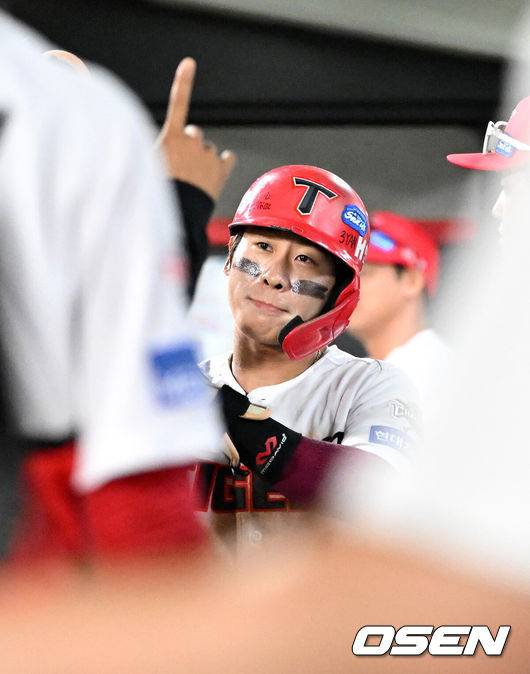 [OSEN=광주, 이대선 기자] 10일 오후 광주-기아 챔피언스필드에서 2025 신한 SOL Bank KBO리그 KIA 타이거즈와 삼성 라이온즈의 경기가 열렸다.KIA는 네일, 삼성은 가라비토를 선발 투수로 내세웠다.8회말 1사 3루에서 KIA 김선빈의 적시타 때 홈을 밟은 박찬호가 더그아웃에서 환호하고 있다. 2025.09.10 /sunday@osen.co.kr