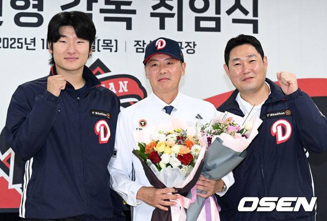 [OSEN=잠실, 이대선 기자] 23일 오후 서울 잠실야구장에서 두산 베어스 김원형 감독 취임식이 열렸다.계약 규모는 2+1년 최대 20억 원(계약금 5억, 연봉 각 5억 원)이다.김 감독은 23일&nbsp;취임식을 거쳐 29일부터 진행되는 일본 미야자키 마무리캠프로 향해 2025시즌을 복기하고 2026시즌 팀을 한 단계 업그레이드 시킬 수 있는 옥석가리기에 나설 예정이다.두산 곽빈, 김원형 감독, 양의지가 기념촬영을 하고 있다. 2025.10.23 /sunday@osen.co.kr