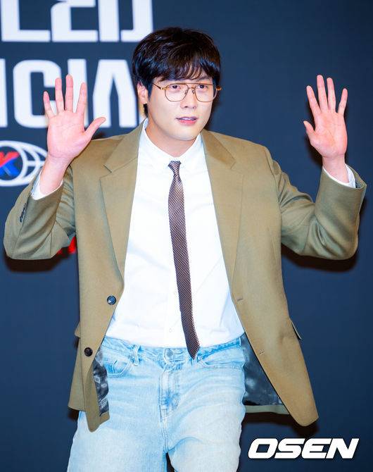 [OSEN=민경훈 기자] 12일 오후 서울 양천구 목동 SBS 방송센터 SBS홀에서 새 예능 '베일드 뮤지션' 제작발표회가 열렸다.이 자리에는 이홍희 PD와 배우 최다니엘, 가수 에일리, 폴킴, 신용재, 몬스타엑스 기현, 볼빨간사춘기(안지영), 키스오브라이프 벨이 참석했다.글로벌 보컬 프로젝트 ‘베일드 뮤지션’은 아시아 9개국에서 동시에 펼쳐지는 초대형 스케일의 오디션이다.배우 최다니엘가 포토타임을 가지고 있다. 2025.11.12 / rumi@osen.co.kr