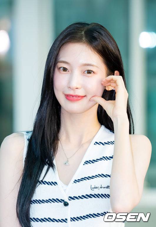 [OSEN=인천공항, 민경훈 기자] 오마이걸 아린이 9일 인천국제공항을 통해 출국했다.오마이걸 아린(OH MY GIRL-Arin)은 이날 웹예능 해외 촬영 차 방콕으로 출국했다.아린이 출국길에 포즈를 취하고 있다. 2025.09.09 / rumi@osen.co.kr