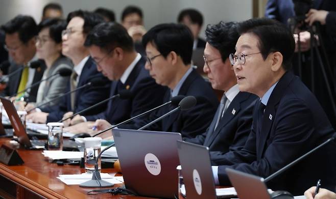이재명 대통령이 11일 용산 대통령실에서 국무회의를 주재하고 있다. 이 대통령은 이날 차별·혐오 표현을 담은 ‘정당 현수막’ 등에 대한 대책 마련을 지시했다. 뉴시스