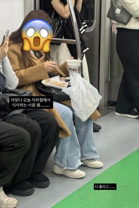 서울 지하철에서 보쌈을 먹고 있는 한 시민의 모습. SNS 갈무리