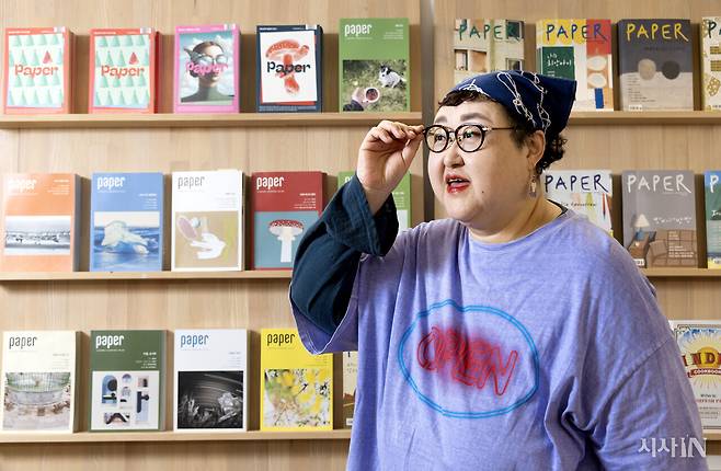 정유희 편집장은 30년 전 <PAPER> 창간 즈음 막내 기자로 합류해 편집장이자 발행인이 되었다. ⓒ시사IN 조남진