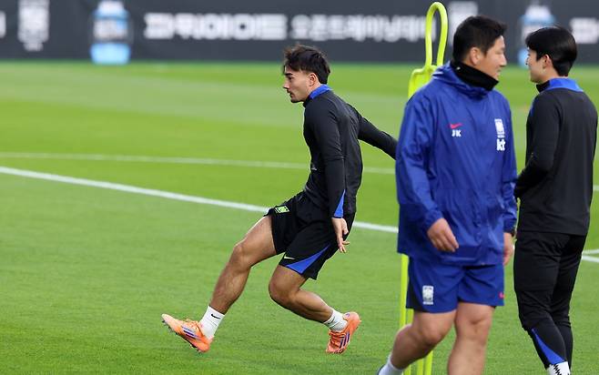 축구국가대표팀 미드필더 옌스 카스트로프(뒤)가 11일 충남 천안 대한민국축구종합센터에서 열린 11월 대표팀 소집 훈련 도중 슛을 날리고 있다. 그는 플레이 스타일을 유지하면서 퇴장을 줄이겠다고 다짐했다. 궁극적으론 대표팀 주전 자리를 따내는 게 목표다. 천안│뉴시스
