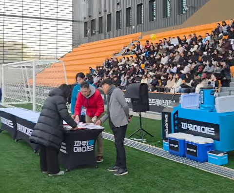 축구팬들이 11일 충남 천안 대한민국축구종합센터 메인스타디움에서 열린 11월 대표팀 소집 훈련에서&nbsp;열렬한 응원을 보내고 있다. 이날 훈련은&nbsp;팬들에게 처음으로 센터를 선보이는 오픈트레이닝을 겸해 열린 까닭에 뜨거운 분위기 속에 막을 내렸다. 사진출처│대한축구협회 인스타그램 캡쳐