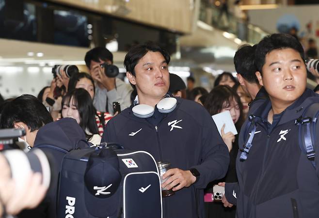 한국야구대표팀은 12일 김포국제공항에서 ‘K-베이스볼 시리즈’가 열릴 일본 도쿄로 출국했다. 그는 출국 전 15, 16일에 열릴 한일전의 필승 각오를 전했다. 김포국제공항｜뉴시스