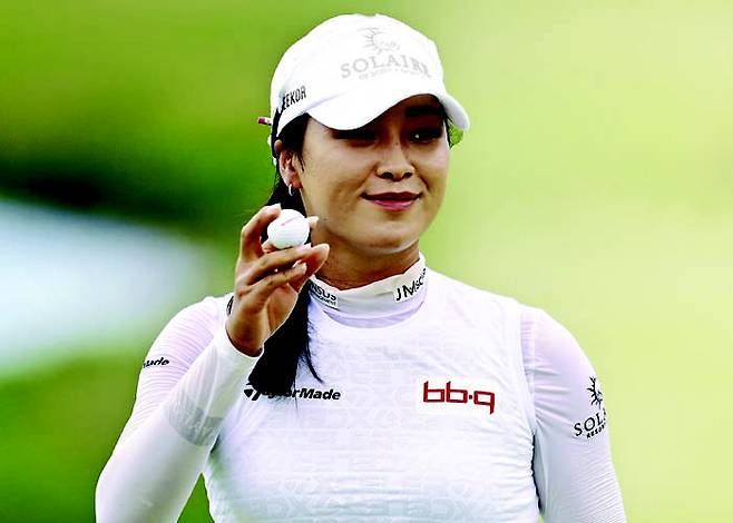 윤이나가 지난달 열린 LPGA 투어 롯데 챔피언십 도중 퍼트를 성공시킨 뒤 미소를 지으며 손을 들어 갤러리에게 인사하고 있다. 게티이미지코리아