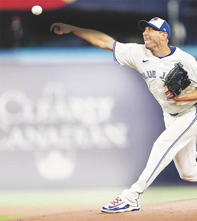 토론토 블루제이스의 맥스 셔저가 지난 2일 캐나다 토론토에서 열린 LA 다저스와의 월드시리즈 7차전에서 투구하고 있다.  AP연합