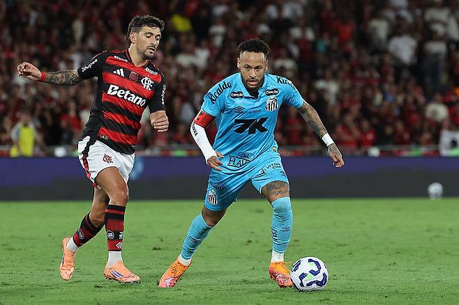 산투스 네이마르가 10일 플라멩구전에서 드리블하고 있다. Getty Images코리아