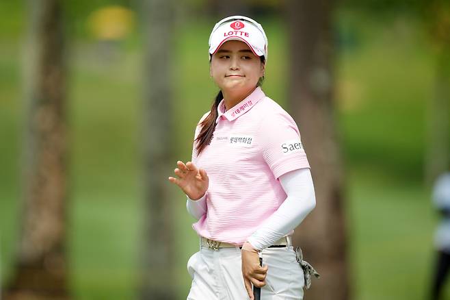 최혜진이 지난 2일 열린 메이뱅크 챔피언십 최종 라운드 도중 7번 홀에서 손을 들어 갤러리에게 인사하고 있다. 게티이미지코리아