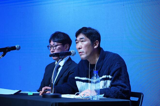 이종현 엠피엠지 PD(오른쪽)와 김종희 변호사가 12일 오후 서울 마포구 엠피엠지에서 대기업의 갑질과 횡포에 대한 신고 기자회견을 하고 있다. 엠피엠지 제공