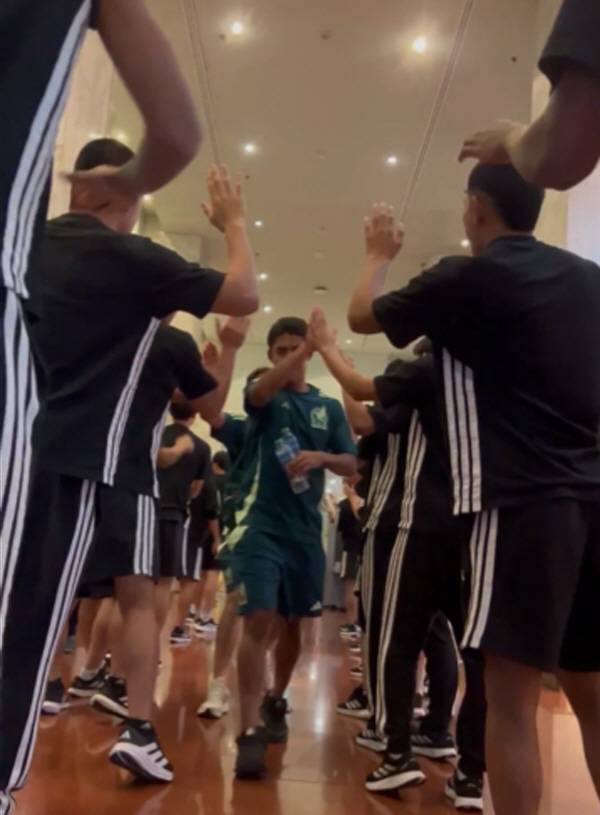 ▲ U-17 카타르 월드컵에서 같은 숙소에 묵고 있는 일본 대표팀과 멕시코 대표팀의 만남이 화제를 모았다. 두 번째 경기에서 멕시코가 코트디부아르를 1-0으로 꺾고 호텔로 돌아오자 일본 선수들이 박수를 쳤다. 일본이 포르투갈을 꺾자 멕시코도 같은 방식으로 축하했다. ⓒ 일본축구협회