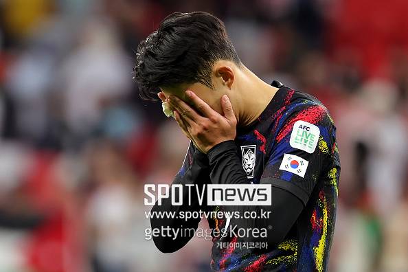 ▲ 손흥민이 카타르에서 열렸던 2023 아시아축구연맹(AFC) 아시안컵 준결승에서 요르단에 패배한 뒤 눈물을 쏟아내고 있다