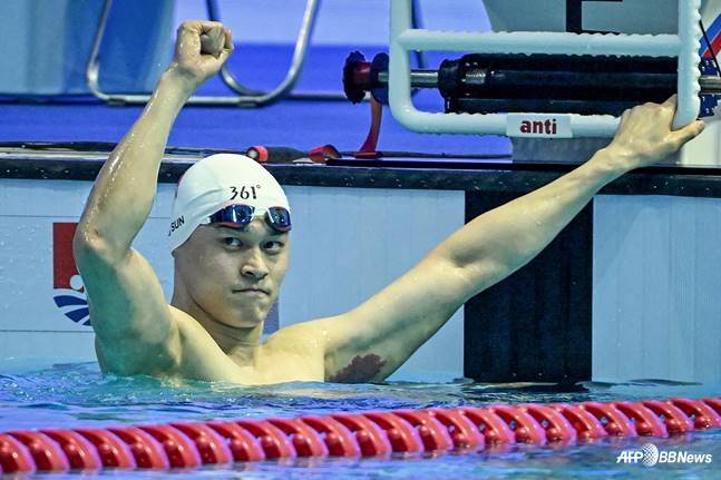 쑨양이 경기 종료 후 왼손을 치켜들고 있다. /AFPBBNews=뉴스1