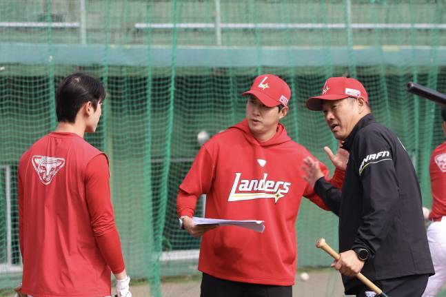 다케시 인스트럭터(오른쪽)가 안상현에게 타격에 대한 조언을 하고 있다. /사진=SSG 랜더스 제공