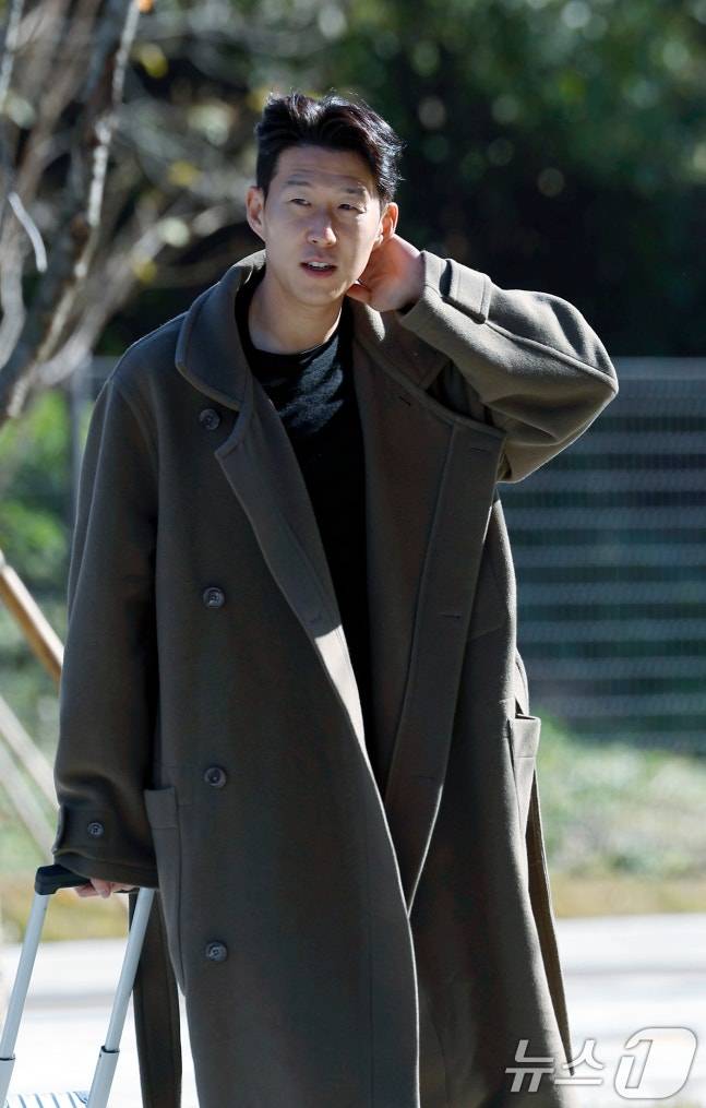 대한민국 축구 국가대표팀 손흥민이 10일 소집 훈련을 위해 충남 천안시 서북구 대한민국축구종합센터로 들어오고 있다. /사진=뉴스1