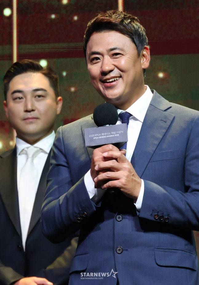 박상현(오른쪽)이 무대에 올라 소감을 밝히고 있다. /사진=김진경 대기자