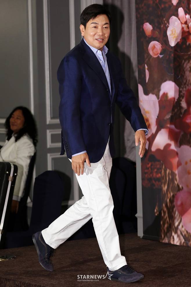 $ 방송인 김일우가 28일 오후 서울 영등포구 여의도 렉싱턴호텔에서 열린 SBS '불타는 청춘' 기자간담회에서 질문에 답하고 있다.  '불타는 청춘'은 중년의 싱글남녀 스타들이 1박 2일 동안 전국 곳곳으로 여행을 떠나 새로운 친구를 만들며, 열정과 젊을 되찾는 리얼 버라이어티 프로그램으로 매주 금요일 밤 11시 25분 SBS에서 만나볼 수 있다. /사진=이정호 인턴기자